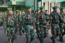 Foto: Sejumlah prajurit TNI melakukan defile usai mengikuti upacara bendera di Makorem 081/DSJ, Kota Madiun, Senin (20/4/2026). Dalam amanat Panglima TNI Agus Subiyanto yang dibacakan oleh Kasrem 081/DSJ, seluruh personel diingatkan untuk meningkatkan kewaspadaan terhadap dinamika konflik global serta bijak bermedia sosial guna menangkal penyebaran hoaks yang berpotensi memecah belah bangsa.