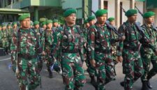 Foto: Sejumlah prajurit TNI melakukan defile usai mengikuti upacara bendera di Makorem 081/DSJ, Kota Madiun, Senin (20/4/2026). Dalam amanat Panglima TNI Agus Subiyanto yang dibacakan oleh Kasrem 081/DSJ, seluruh personel diingatkan untuk meningkatkan kewaspadaan terhadap dinamika konflik global serta bijak bermedia sosial guna menangkal penyebaran hoaks yang berpotensi memecah belah bangsa.
