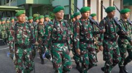 Foto: Sejumlah prajurit TNI melakukan defile usai mengikuti upacara bendera di Makorem 081/DSJ, Kota Madiun, Senin (20/4/2026). Dalam amanat Panglima TNI Agus Subiyanto yang dibacakan oleh Kasrem 081/DSJ, seluruh personel diingatkan untuk meningkatkan kewaspadaan terhadap dinamika konflik global serta bijak bermedia sosial guna menangkal penyebaran hoaks yang berpotensi memecah belah bangsa.