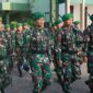 Foto: Sejumlah prajurit TNI melakukan defile usai mengikuti upacara bendera di Makorem 081/DSJ, Kota Madiun, Senin (20/4/2026). Dalam amanat Panglima TNI Agus Subiyanto yang dibacakan oleh Kasrem 081/DSJ, seluruh personel diingatkan untuk meningkatkan kewaspadaan terhadap dinamika konflik global serta bijak bermedia sosial guna menangkal penyebaran hoaks yang berpotensi memecah belah bangsa.