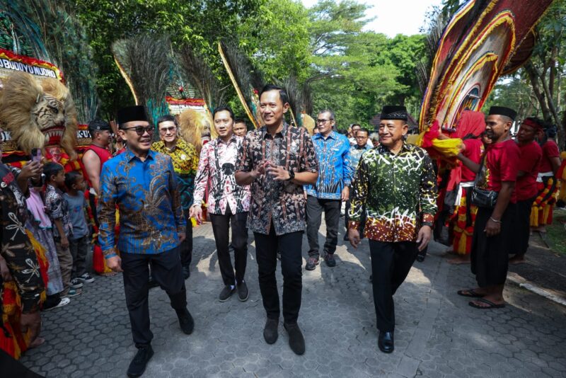 Menteri Koordinator Bidang Infrastruktur dan Pembangunan Kewilayahan Agus Harimurti Yudhoyono menegaskan komitmen pemerintah dalam memperkuat konektivitas dan aksesibilitas di seluruh wilayah Indonesia guna mendorong pembangunan yang merata.