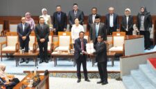 Rancangan Undang-Undang tentang Pelindungan Pekerja Rumah Tangga (PPRT) resmi disahkan dalam rapat paripurna DPR RI setelah lebih dari dua dekade pembahasan. Pengesahan ini dinilai sebagai langkah penting negara dalam memberikan perlindungan hukum bagi pekerja rumah tangga.