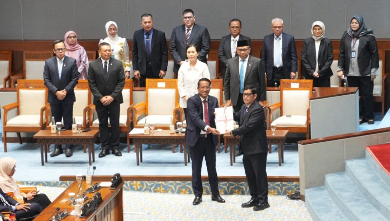 Rancangan Undang-Undang tentang Pelindungan Pekerja Rumah Tangga (PPRT) resmi disahkan dalam rapat paripurna DPR RI setelah lebih dari dua dekade pembahasan. Pengesahan ini dinilai sebagai langkah penting negara dalam memberikan perlindungan hukum bagi pekerja rumah tangga.