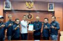 Foto: Pengurus PWI Pusat secara resmi menyerahkan surat keputusan (SK) penetapan Provinsi Lampung sebagai tuan rumah Hari Pers Nasional (HPN) dan Pekan Olahraga Wartawan Nasional (Porwanas) Tahun 2027 kepada PWI Lampung, dalam rapat pleno di Gedung Dewan Pers, Jakarta Pusat, Rabu (22/4/2026).