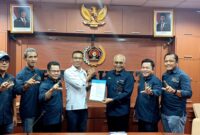 Foto: Pengurus PWI Pusat secara resmi menyerahkan surat keputusan (SK) penetapan Provinsi Lampung sebagai tuan rumah Hari Pers Nasional (HPN) dan Pekan Olahraga Wartawan Nasional (Porwanas) Tahun 2027 kepada PWI Lampung, dalam rapat pleno di Gedung Dewan Pers, Jakarta Pusat, Rabu (22/4/2026).