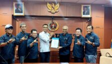 Foto: Pengurus PWI Pusat secara resmi menyerahkan surat keputusan (SK) penetapan Provinsi Lampung sebagai tuan rumah Hari Pers Nasional (HPN) dan Pekan Olahraga Wartawan Nasional (Porwanas) Tahun 2027 kepada PWI Lampung, dalam rapat pleno di Gedung Dewan Pers, Jakarta Pusat, Rabu (22/4/2026).