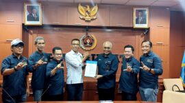 Foto: Pengurus PWI Pusat secara resmi menyerahkan surat keputusan (SK) penetapan Provinsi Lampung sebagai tuan rumah Hari Pers Nasional (HPN) dan Pekan Olahraga Wartawan Nasional (Porwanas) Tahun 2027 kepada PWI Lampung, dalam rapat pleno di Gedung Dewan Pers, Jakarta Pusat, Rabu (22/4/2026).