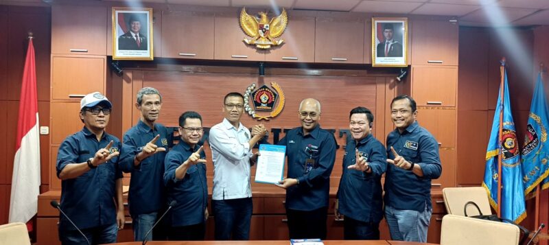 Foto: Pengurus PWI Pusat secara resmi menyerahkan surat keputusan (SK) penetapan Provinsi Lampung sebagai tuan rumah Hari Pers Nasional (HPN) dan Pekan Olahraga Wartawan Nasional (Porwanas) Tahun 2027 kepada PWI Lampung, dalam rapat pleno di Gedung Dewan Pers, Jakarta Pusat, Rabu (22/4/2026).