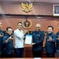 Foto: Pengurus PWI Pusat secara resmi menyerahkan surat keputusan (SK) penetapan Provinsi Lampung sebagai tuan rumah Hari Pers Nasional (HPN) dan Pekan Olahraga Wartawan Nasional (Porwanas) Tahun 2027 kepada PWI Lampung, dalam rapat pleno di Gedung Dewan Pers, Jakarta Pusat, Rabu (22/4/2026).