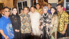 Perayaan ulang tahun ke-67 pengusaha sukses asal Palembang, Toni Tatung, berubah menjadi pesta spektakuler yang penuh kejutan, tawa, dan euforia. Suasana haru bercampur kegembiraan menyelimuti acara yang dihadiri tokoh penting negara hingga deretan artis papan atas Tanah Air.