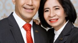Foto: Abraham Ricky Hosada bersama Istri tercinta Jeanny Elisabeth Tuilan. (Dok-Istimewa)