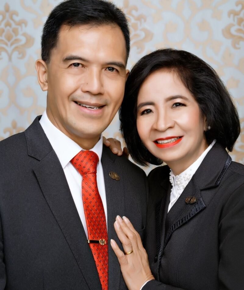 Foto: Abraham Ricky Hosada bersama Istri tercinta Jeanny Elisabeth Tuilan. (Dok-Istimewa)