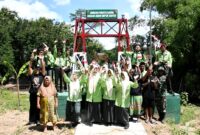 Foto: Pelajar dan Warga Rayakan Hadirnya Jembatan Perintis Garuda