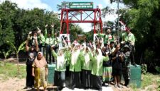 Foto: Pelajar dan Warga Rayakan Hadirnya Jembatan Perintis Garuda