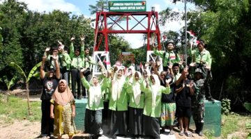 Foto: Pelajar dan Warga Rayakan Hadirnya Jembatan Perintis Garuda