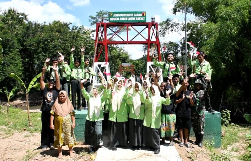 Foto: Pelajar dan Warga Rayakan Hadirnya Jembatan Perintis Garuda