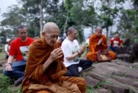 Foto: Sejumlah bhiksu bersama tokoh lintas komunitas dan insan pers mengikuti doa lintas spiritualitas di kawasan Gunung Padang, Rabu (22/4/2026).