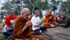 Foto: Sejumlah bhiksu bersama tokoh lintas komunitas dan insan pers mengikuti doa lintas spiritualitas di kawasan Gunung Padang, Rabu (22/4/2026).