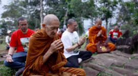 Foto: Sejumlah bhiksu bersama tokoh lintas komunitas dan insan pers mengikuti doa lintas spiritualitas di kawasan Gunung Padang, Rabu (22/4/2026).