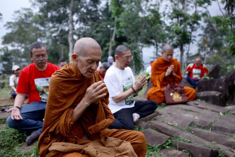 Foto: Sejumlah bhiksu bersama tokoh lintas komunitas dan insan pers mengikuti doa lintas spiritualitas di kawasan Gunung Padang, Rabu (22/4/2026).