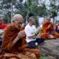 Foto: Sejumlah bhiksu bersama tokoh lintas komunitas dan insan pers mengikuti doa lintas spiritualitas di kawasan Gunung Padang, Rabu (22/4/2026).