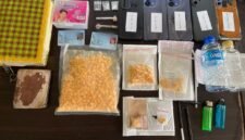 Foto: Barang bukti narkotika jenis ekstasi dan sabu hasil pengungkapan Satresnarkoba Polres Metro Jakarta Barat di kawasan Kalideres, Jakarta Barat, Kamis (23/4/2026).