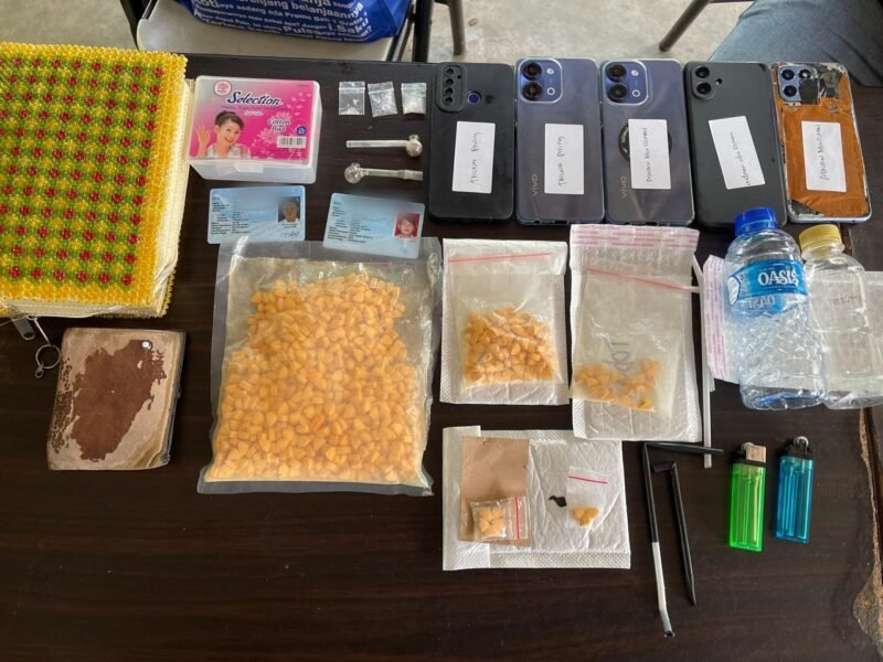 Foto: Barang bukti narkotika jenis ekstasi dan sabu hasil pengungkapan Satresnarkoba Polres Metro Jakarta Barat di kawasan Kalideres, Jakarta Barat, Kamis (23/4/2026).