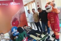 Foto: Sejumlah warga mengikuti aksi donor darah yang digelar Bank Jakarta di kantor pusat Suryopranoto, Jakarta, Jumat (24/4/2026). By Joko Dolok