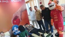 Foto: Sejumlah warga mengikuti aksi donor darah yang digelar Bank Jakarta di kantor pusat Suryopranoto, Jakarta, Jumat (24/4/2026).
