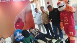 Foto: Sejumlah warga mengikuti aksi donor darah yang digelar Bank Jakarta di kantor pusat Suryopranoto, Jakarta, Jumat (24/4/2026). By Joko Dolok