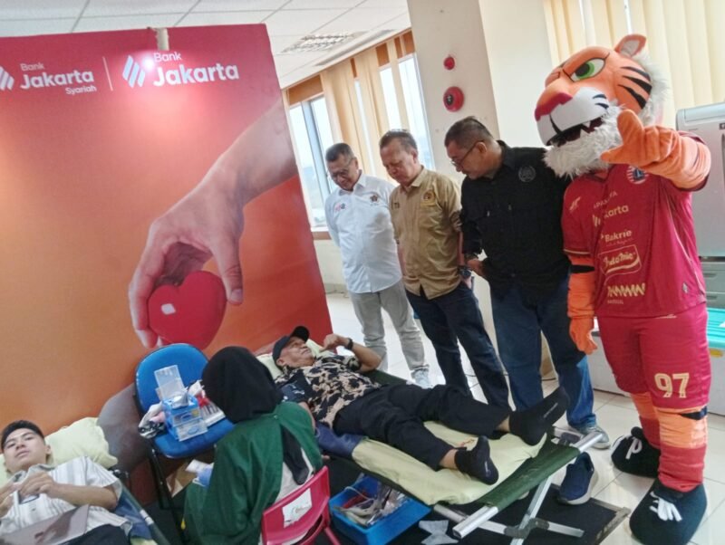 Foto: Sejumlah warga mengikuti aksi donor darah yang digelar Bank Jakarta di kantor pusat Suryopranoto, Jakarta, Jumat (24/4/2026). By Joko Dolok