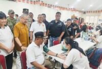 Foto: Seorang tenaga medis memeriksa tekanan darah warga dalam kegiatan bakti sosial kesehatan di Vihara Hemadhiro Mettavati, Kapuk, Cengkareng, Jakarta Barat, Minggu (26/4/2026). 