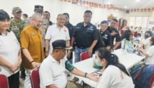 Foto: Seorang tenaga medis memeriksa tekanan darah warga dalam kegiatan bakti sosial kesehatan di Vihara Hemadhiro Mettavati, Kapuk, Cengkareng, Jakarta Barat, Minggu (26/4/2026). 