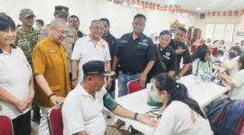 Foto: Seorang tenaga medis memeriksa tekanan darah warga dalam kegiatan bakti sosial kesehatan di Vihara Hemadhiro Mettavati, Kapuk, Cengkareng, Jakarta Barat, Minggu (26/4/2026). 