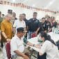 Foto: Seorang tenaga medis memeriksa tekanan darah warga dalam kegiatan bakti sosial kesehatan di Vihara Hemadhiro Mettavati, Kapuk, Cengkareng, Jakarta Barat, Minggu (26/4/2026). 
