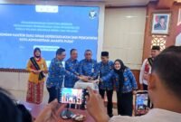 Komitmen kuat menuju birokrasi yang bersih, transparan, dan melayani kembali ditegaskan melalui penandatanganan bersama pencanangan pembangunan Zona Integritas (ZI) menuju Wilayah Birokrasi Bersih dan Melayani (WBBM) di lingkungan Kantor Suku Dinas Kependudukan dan Pencatatan Sipil Kota Administrasi Jakarta Pusat, Senin (27/4/2024).