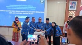 Komitmen kuat menuju birokrasi yang bersih, transparan, dan melayani kembali ditegaskan melalui penandatanganan bersama pencanangan pembangunan Zona Integritas (ZI) menuju Wilayah Birokrasi Bersih dan Melayani (WBBM) di lingkungan Kantor Suku Dinas Kependudukan dan Pencatatan Sipil Kota Administrasi Jakarta Pusat, Senin (27/4/2024).