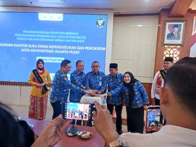 Komitmen kuat menuju birokrasi yang bersih, transparan, dan melayani kembali ditegaskan melalui penandatanganan bersama pencanangan pembangunan Zona Integritas (ZI) menuju Wilayah Birokrasi Bersih dan Melayani (WBBM) di lingkungan Kantor Suku Dinas Kependudukan dan Pencatatan Sipil Kota Administrasi Jakarta Pusat, Senin (27/4/2024).