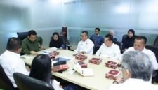 Foto: Pengurus PWI Jaya sekaligus panitia MHT Awards 52-2026 saat audiensi dengan Diskominfotik Pemprov DKI Jakarta di Balai Kota, Senin (27/4). Diskominfotik diwakili Shendy Adam dan Ied Syabilla. (PWI Jaya/Joko Dolok).