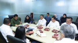 Foto: Pengurus PWI Jaya sekaligus panitia MHT Awards 52-2026 saat audiensi dengan Diskominfotik Pemprov DKI Jakarta di Balai Kota, Senin (27/4). Diskominfotik diwakili Shendy Adam dan Ied Syabilla. (PWI Jaya/Joko Dolok).