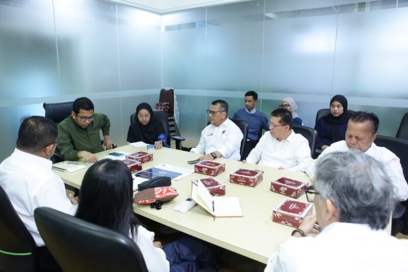 Foto: Pengurus PWI Jaya sekaligus panitia MHT Awards 52-2026 saat audiensi dengan Diskominfotik Pemprov DKI Jakarta di Balai Kota, Senin (27/4). Diskominfotik diwakili Shendy Adam dan Ied Syabilla. (PWI Jaya/Joko Dolok).
