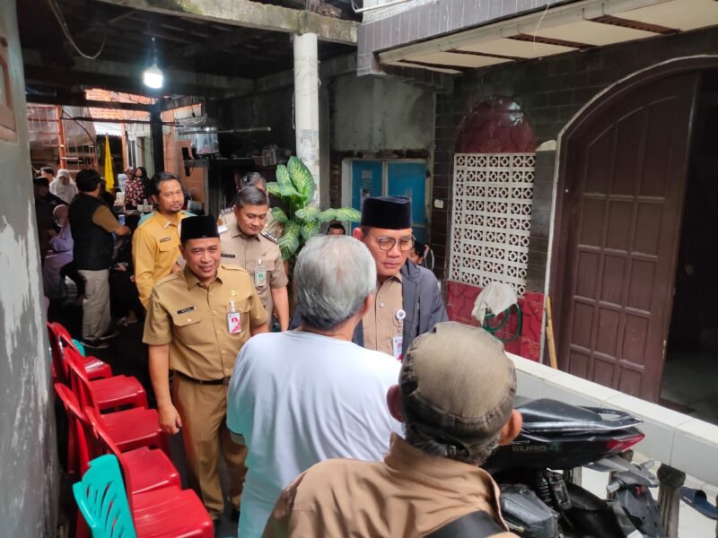 Foto: Wali Kota Jakpus Melayat, Pastikan Layanan untuk Keluarga Duka Berjalan Cepat