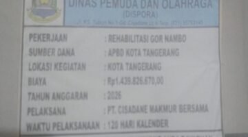 Foto: Papan informasi proyek Rehabilitasi GOR Nambo Jaya di Kota Tangerang yang dikelola Dinas Pemuda dan Olahraga (Dispora) dengan nilai anggaran Rp1,4 miliar menjadi sorotan.
