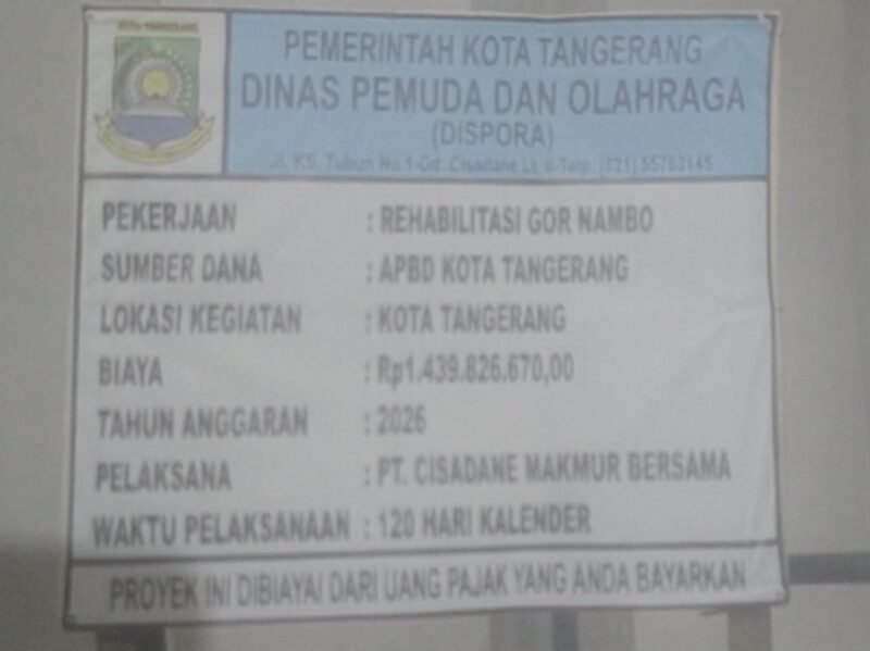Foto: Papan informasi proyek Rehabilitasi GOR Nambo Jaya di Kota Tangerang yang dikelola Dinas Pemuda dan Olahraga (Dispora) dengan nilai anggaran Rp1,4 miliar menjadi sorotan.