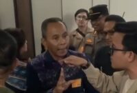 Foto: Suasana memanas terjadi saat sejumlah wartawan terlibat adu argumen dengan pihak yang mengaku penghuni usai meliput musyawarah pembentukan PPPSRS di Apartemen The Elements, Kuningan, Jakarta Selatan, Sabtu (4/4/2026)