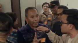 Foto: Suasana memanas terjadi saat sejumlah wartawan terlibat adu argumen dengan pihak yang mengaku penghuni usai meliput musyawarah pembentukan PPPSRS di Apartemen The Elements, Kuningan, Jakarta Selatan, Sabtu (4/4/2026)