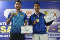 Foto: Dua atlet karate bersaudara menunjukkan medali emas yang diraih pada ajang Kejuaraan Karate KASAL Cup V 2026 di GOR Ciracas, Jakarta Timur, Sabtu (4/4/2026)