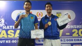 Foto: Dua atlet karate bersaudara menunjukkan medali emas yang diraih pada ajang Kejuaraan Karate KASAL Cup V 2026 di GOR Ciracas, Jakarta Timur, Sabtu (4/4/2026)