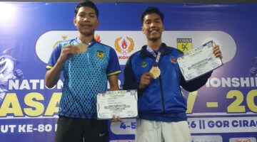 Foto: Dua atlet karate bersaudara menunjukkan medali emas yang diraih pada ajang Kejuaraan Karate KASAL Cup V 2026 di GOR Ciracas, Jakarta Timur, Sabtu (4/4/2026)