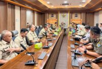 Foto: Wali Kota Jakarta Pusat, Arifin (tengah), memimpin rapat koordinasi bersama jajaran Satpol PP, Dinas Perhubungan, dan para camat se-Jakarta Pusat di ruang rapat Wali Kota, Blok A lantai 2, Selasa (7/4/2026)